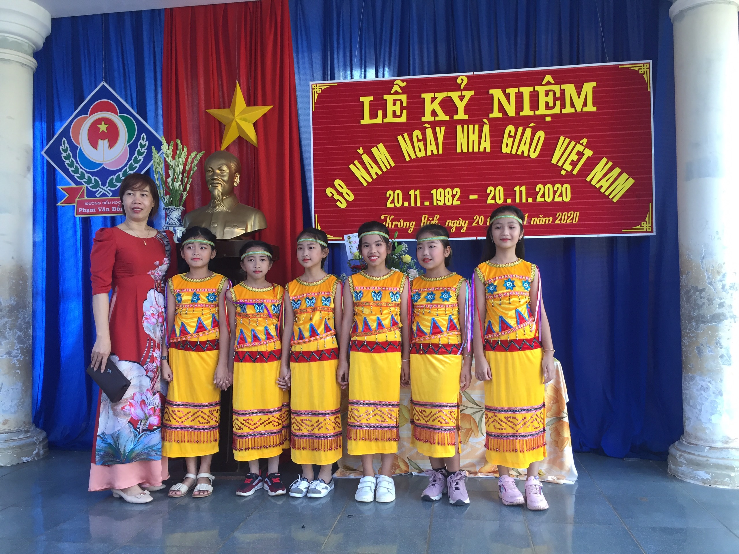 Lễ kỷ niệm 38 năm ngày Nhà giáo Việt Nam 20-11 của trường Tiểu học Phạm Văn Đồng