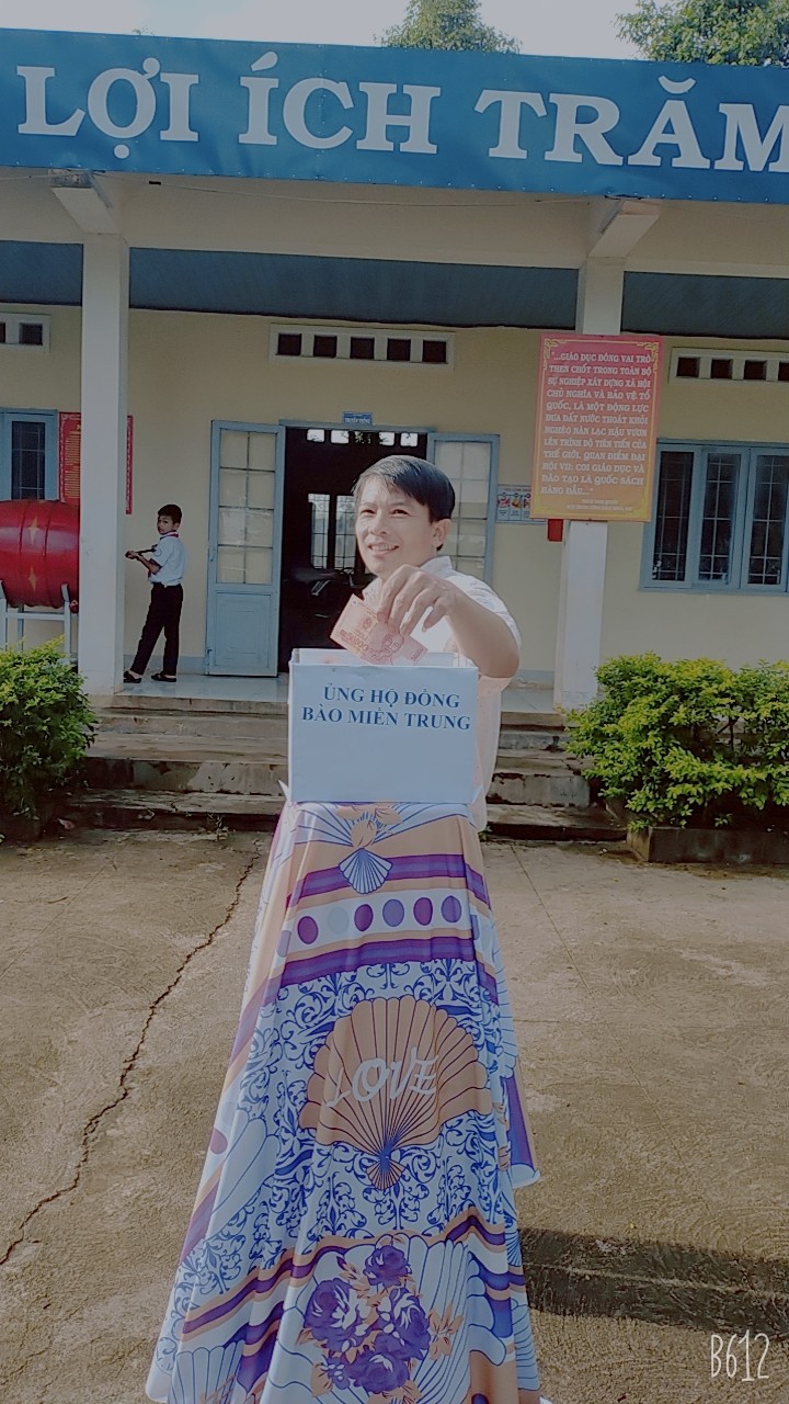 Trường Tiểu học Phạm Văn Đồng quyên góp ủng hộ đồng bào miền trung bị lũ lụt